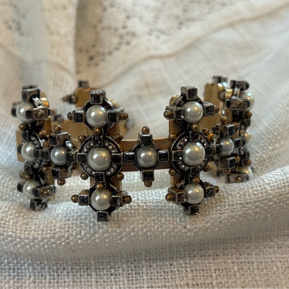 Cani Elegant Tudor Celtic Cross Gold and Silver Tone Bracelet with Faux Pearls - Picture 1 of 3